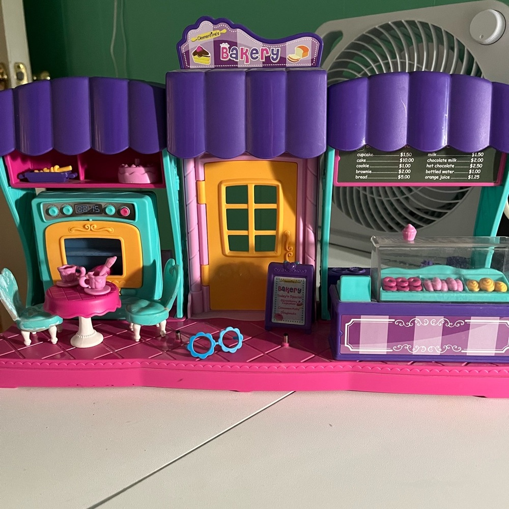 VTech Flipsies Clementine’s Bakery and Birthday Party set